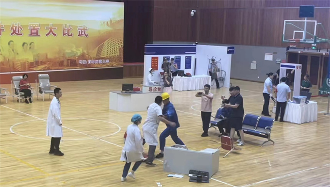 4-闹事患者打砸诊室.jpg
