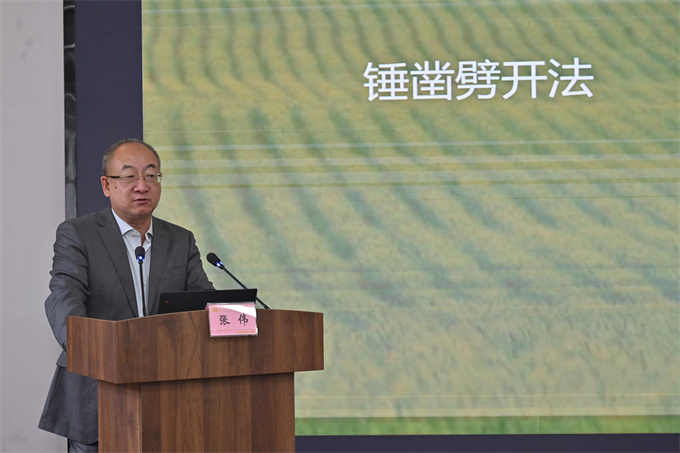 5 中国医院协会口腔医院分会秘书长、北京大学口腔医院张伟主任医师讲课.jpg