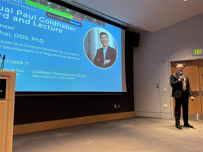 2.哈佛大学口腔医学院院长威廉•詹诺比莱在颁奖典礼致辞.jpg 2.哈佛大学口腔医学院院长威廉•詹诺比莱在颁奖典礼致辞.jpg